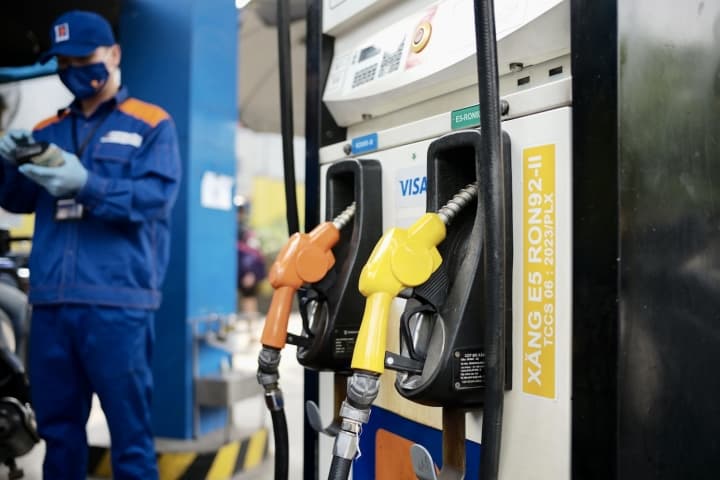 Giá Xăng Dầu Tăng: Nên Thuê Xe Riêng Hay Xe Khách Đi Vũng Tàu?